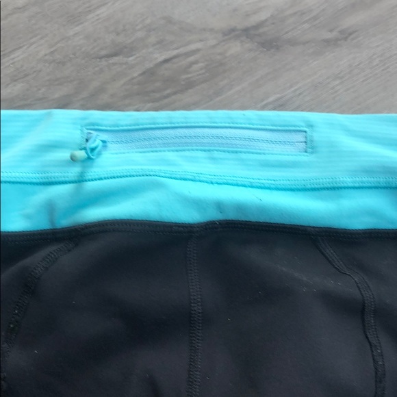 Lululemon black/blue run inspire crop leggings - Picture 4 of 6
